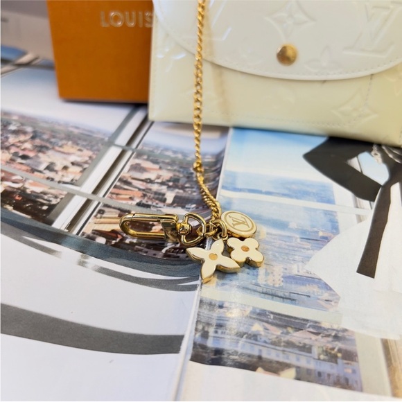 LOUIS VUITTON | Yellow Vernis Clutch - Picture 2 of 11